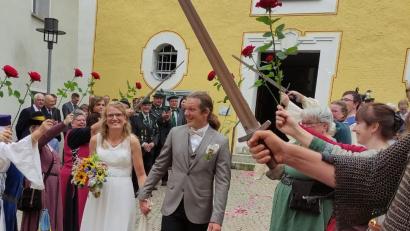 Bild: wku
Ein langes Spalier erwartete Nadja und Christian Stadter nach der Trauung.