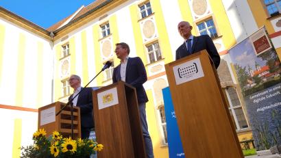 Bild: Würth, Wolfgang
Startschuss ganz ohne Pistole: Am Mittwoch verkündeten Minister Markus Blume (im (Mitte) und die beiden Professoren Stefan Leible (links) und Walter Schober Innenhof des Klosters den Start des Wissenschaftszentrums am Kloster Speinshart.
