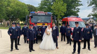 Bild: ksi
Auch Mitglieder der Feuerwehr Schwarzenfeld gratulierten dem frisch vermählten Paar.