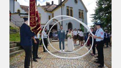 Bild: bey
Markus und Karina Schwandner dürfen durch einen Ring aus Feuerwehrschläuchen gehen.