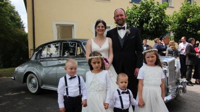 Bild: kro
Theresa und Stefan Müller haben sich nun auch kirchlich getraut. Im Bild das Brautpaar mit den Blumenkindern Luca, Hannah, Theo und Alea (von links), im Hintergrund das Hochzeitsauto.
