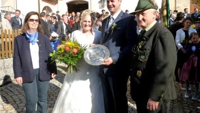 Bild: lts
Zahlreiche Vereinsvertreter wünschten dem Brautpaar alles Gute.