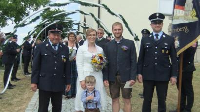 Bild: gm
Das Brautpaar durchschritt nach ihrem "Ja" in der Kirche ein Spalier der Feuerwehr, Vorsitzender Richard Scharf (links) sowie Kommandant Matthias Wirth (rechts) gratulierten. Das Brautpaar Denise und Thorsten zusammen mit dem dreijährigen Sohn Theo sind über den schönen Tag sichtlich glücklich.