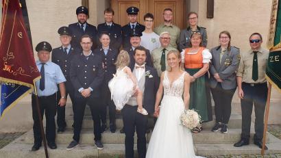 Bild: Anna-Lena Loth/exb
Nach der kirchlichen Trauung freuen sich Veronika und Johannes Rupprecht mit Töchterchen Johanna auf die Feier.