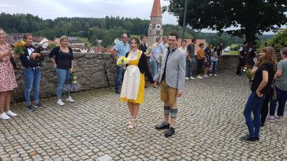 Bild: wro
Anja Eckert und Fabian Thoma freuten sich über die vielen Glückwünsche, die sie im Burghof entgegennahmen.