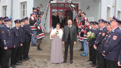 Bild: kro
Ein großes Ehrenspalier wartete auf Anna und Michael Eckstein nach der standesamtlichen Trauung.