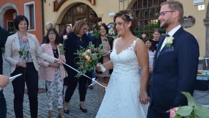 Bild: dob
Als das Hochzeitspaar Anja Rauch und Stefan Braunschmid nach der standesamtlichen Trauung aus dem Rathaus trat, warteten bereits viele Freunde und Arbeitskollegen zum Gratulieren.