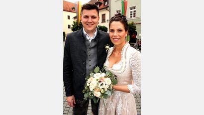 Bild: zer
Die gebürtigen Manteler Melanie Jany und Sebastian Schmid heirateten standesamtlich im Alten Rathaus in Weiden.