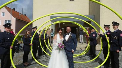 Bild: bk
Nach dem Sektempfang schreiten Sandro und Carina Fehlner durch die Schlauchspirale ins Eheglück.