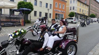 Bild: rn
Nach der Trauung begleiten zwei Motorradclubs die frisch Vermählten Sabrina Walter und Michael Holl zur Hochzeitsfeier.