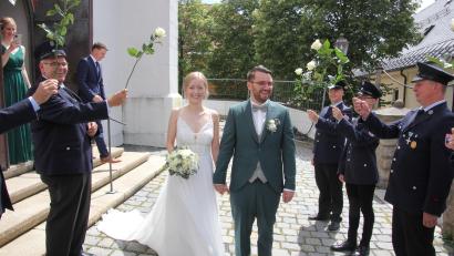 Bild: kro
Mit weißen Rosen begrüßte die Feuerwehr Wernersreuth das Brautpaar vor der Stadtpfarrkirche in Tirschenreuth.
