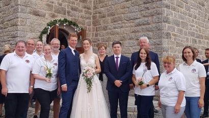 Bild: ban
Die Wasserwacht Erbendorf empfing das frisch vermählte Brautpaar Alexander Winterl und Dr. Annette Grünwald freudestrahlend vor der Peterskirche in Wäldern.