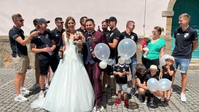 Bild: do
Erste Gratulanten waren nach der Hochzeitsmesse des Wirtepaares Matthias und Sabrina Schubert die Fußballer der SpVgg Neustadt am Kulm