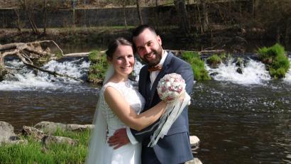 Bild: prh
Auch wenn die Hochzeitsfeier von Stefanie Sonnauer-Hartwich und Michael Hartwich bereits zum zweiten Mal wegen der Corona-Pandemie geplatzt ist, sieht das Paar, das in Vohenstrauß lebt, beim Fotoshooting sehr glücklich aus.