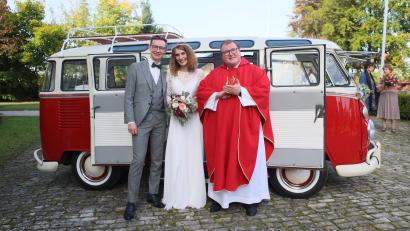 Bild: Hofmann/exb
Pfarrer Sven Grillmeier (rechts) gestaltete für Sophie Hofmann (Mitte) und Valentin Rößler (links) einen sehr persönlichen Trauungsgottesdienst.