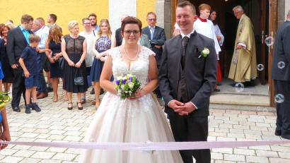 Bild: fjo
Große Seifenblasen regnen auf Verena und Rudolf Hirschmann beim feierlichen Empfang vor dem Kirchenportal.