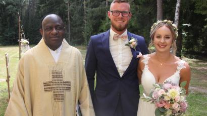 Bild: kro
Heiko Frötschl und Jessica Bäuml schlossen in der Allerheiligenkirche bei Wernersreuth vor Pfarrer Charles Ifemeje den kirchlichen Bund der Ehe.
