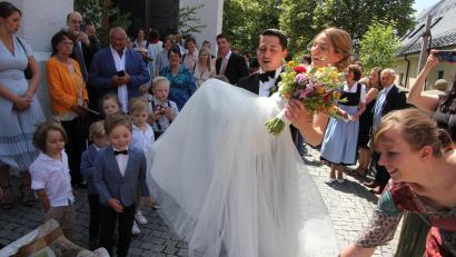 Bild: kro
Johannes und Veronika Zettl sagten in der Tirschenreuther Stadtpfarrkirche einander "Ja". Danach mussten sie aus Zeitungspapier ein Herz ausschneiden, durch das Johannes Zettl seine Frau auf Händen trug.