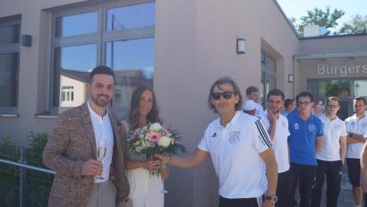 Bild: du
Trainer Josef Dütsch (rechts) und die SpVgg -Fußballer gratulierten Kapitän Florian Ziegler und seiner Frau Stephanie nach der standesamtlichen Trauung ebenso wie Tenniscracks, Verwandte und Freunde.