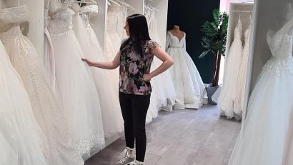 Bild: Nina Blaß/exb
Statt mit zukünftigen Bräuten ist Nina Blaß vom "Braut Zauber" in Schwarzenfeld (Kreis Schwandorf) alleine im Laden: Seit Beginn des Lockdowns im Dezember ging kein Kleid mehr über die Theke.