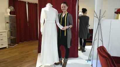 Bild: Petra Hartl
Astrid Reyzl mit einem Brautkleid, das 1980 bei einer Hochzeit getragen wurde. Rüschen und Spitzen waren damals en vogue. 30 Jahre später verpasste Astrid Reyzl dem Kleid ein Face-Lifting und schickte darin ein Model bei der Modenschau im Oktober 2019 über den Laufsteg im Capitol.