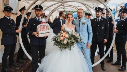 Bild: Melanie Feldmeier/exb
Feuerwehrkameraden, Arbeitskollegen und Freunde wünschten dem Brautpaar alles Gute.
