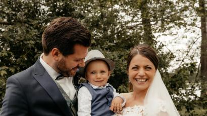 Bild: bk
Johannes und Marina Witt strahlen bei der Hochzeitsfeier im Park am Innovision-Center mit ihrem Sohn Ludwig vor Glück.