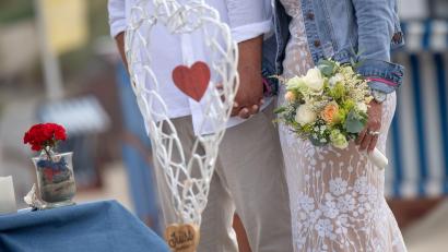 Bild: Sina Schuldt/dpa
Vielen Heiratswilligen blieb im vergangenen Jahr nur eine Hochzeit draußen - wie hier am Strand von Juist. Insgesamt schlossen 373.000 Paare den Bund fürs Leben.