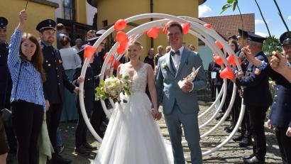 Bild:  ubb
Nach der kirchlichen Trauung durfte das Braurpaar, von Freunden begleitet, durch viele große, mit roten Herzchen verzierte "Ringe" schreiten.
