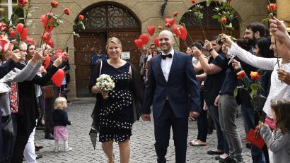 Bild: Petra Hartl
Ein langes Spalier begrüßte das frisch vermählte Brautpaar Lisa Quick und Andreas Heil auf dem Marktplatz.