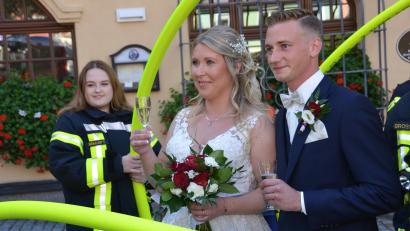 Bild: doj
Markus Schmid wurde als Dorfgendarm Franz Eberhofer bayernweit bekannt. Jetzt gab er seiner Adriana im Vohenstraußer Rathaus sein Eheversprechen. Natürlich fehlte auch Freund André Hilburger nicht, der damals den Privatdetektiv Rudi Birkenberger an seiner Seite spielte.