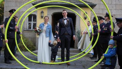 Bild: kro
Steffi und Christian Bauer beim Verlassen der Steinbergkirche. Mit dabei war ihr Patenkind Jonas. Die Feuerwehr Rosall stand Spalier.