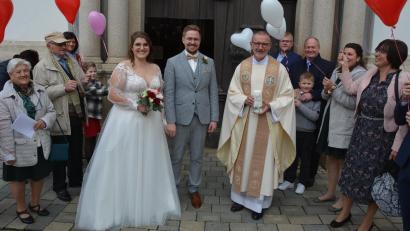 Bild: jr
Mit bunten Luftballons wurde das Brautpaar Julia Seidel und Tobias Gebel vor der Basilika von Freunden und der Familie begrüßt. Mit im Bild Stadtpfarrer Dr. Thomas Vogl, der das Paar traute.