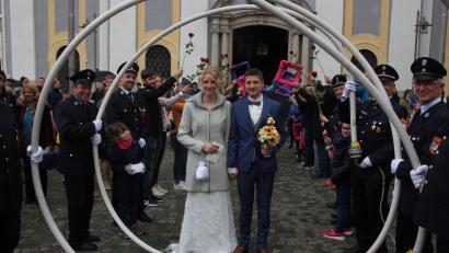 Bild: kro
Ein langes Ehrenspalier mussten Theresa Möhwald und Michael Richtmann nach ihrer Trauung in der Basilika durchschreiten.