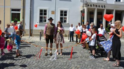 Bild: jr
Standesamtlich geheiratet haben am Mittwochvormittag im Waldsassener Rathaus Sabrina Franzke und Felix Haberkorn. Nach der Trauung durch Bürgermeister Bernd Sommer erwartete die frisch Vermählten ein großes Spalier aus Freunden und Familie. Wohnen wird das junge Paar künftig in Netzstahl (Stadt Waldsassen).