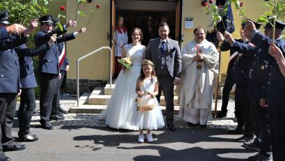 Bild: jr
Kirchliche Hochzeit feierten am Samstag Julia (geborene Rosner) und Dominik Rögner in der Expositurkirche Steinmühle, hier gemeinsam mit Kaplan Daniel Schmid und Brautmädchen Emilia. Spalier stand unter anderem die Feuerwehr Leonberg.