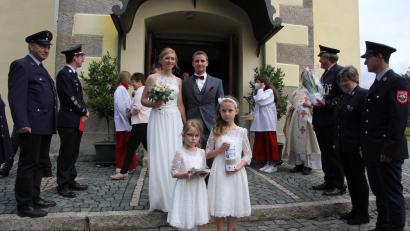 Bild: kro
Carina Bauer und Michael Donhauser beim Verlassen der Hohenthaner Pfarrkirche. Vorne die beiden Brautkinder Nora und Lina.