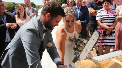 Bild: kro
Mit vereinten Kräften sägten Bianca und Stefan Kraus mit einer Handkettensäge der Marke Eigenbau. Das Brautpaar heiratete in der Pfarrkirche St. Johannes in Großkonreuth.