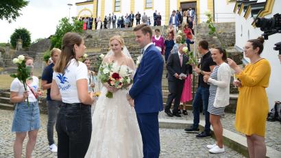 Bild: bey
Das Brautpaar Philipp Graxenberger und Lena Kabitschke nimmt die Glückwünsche der Trainerin der Kindergarde Pleystein, Julia Beugler, entgegen.