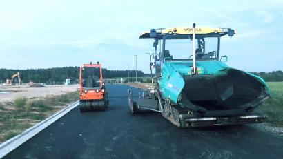 Bild: wro
Die Asphaltarbeiten in der Logistikstraße im interkommunalen Industrie- und Gewerbegebiet sind laut Thorsten Meiler vom Bauamt der Verwaltungsgemeinschaft Wiesau nun abgeschlossen. Die Straße wurde freigegeben. Das Gewerbegebiet war Thema im Marktrat Falkenberg.