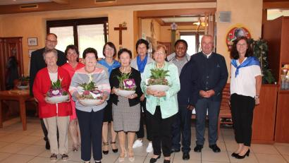 Bild: Dirrigl/exb
Die geehrten Gründungsmitglieder zeigt das Bild mit Geistlichem Beirat Pfarrer Gerhard Wagner, Irene Sebald, Gerda Six, Rita Kleierl, Kaplan Edmund Onah, Bürgermeister Josef Deichl und zweiter Vorsitzender Anette Großer.