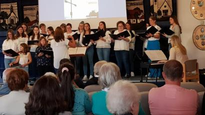 Bild: gi
Der Chor „Amicanti“ aus Waldthurn mit Leiterin Manuela Grünbauer und Monika Stahl am E-Piano glänzt mit zahlreichen schönen Liedern. Die Besucher danken mit einem Riesenapplaus.