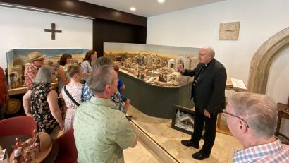 Bild: Bücherl-Beer/exb
Der Musikkreis Gaisthal und Freunde bekommt eine Führung in Niedermünster persönlich durch den Bischof Rudolf Voderholzer.