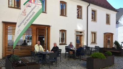 Bild: jr
Zum 1. Oktober übernimmt der Caritas-Kreisverband die Trägerschaft des Mehrgenerationenhauses in Mitterteich. Ins Gebäude am Kirchplatz ist auch das Marktcafé integriert, bei passendem Wetter wird auch außen bestuhlt.