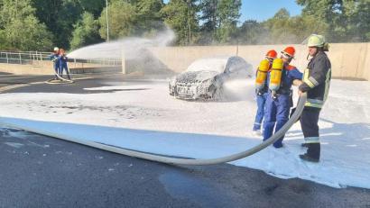 Bild: FFW Michelfeld/exb
An einem ausrangierten Auto übten die jungen Feuerwehrleute das Vorgehen bei einem Fahrzeugbrand.