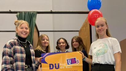 Bild: Dr. Sigrid Zeitler/exb
Die Wahlhelferinnen aus der Klasse 9b der Mädchenrealschule Waldsassen, von links Paulina Weiß, Hanna Neumann, Theresa Kraus, Anna Bernreiter und Emily Fischer.