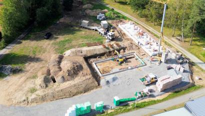 Bild: mas
Mit Hochdruck wird auf dem 4907 Quadratmeter großen Areal im Gewerbepark Haidmühle gearbeitet. Schon ab Juni 2024 sollen hier Hochzeiten und Geburtstage gefeiert und kulturelle Veranstaltungen über die Bühne gehen.