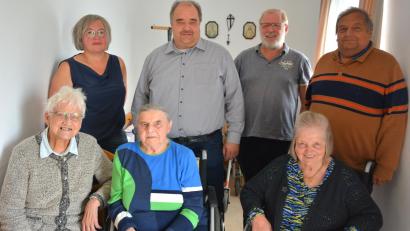 Bild: jr
Rita Hart (vorne, Mitte) feierte am Mittwoch ihren 90. Geburtstag. Dazu gratulierten ihre Freundinnen Irmgard (vorne links) und Helga (vorne rechts) sowie (hinten, von links) Nichte Maria, Zweiter Bürgermeister Stefan Siller, Pfarrseelsorger Pater Benedikt Leitmayr und Neffe Walter.