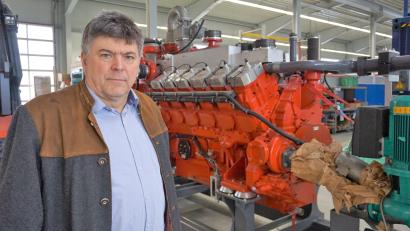 Bild: jut
"Foto nur vor einem Motor, weil man mich so kennt": Robert Völkl wirbt aber auch für Gas aus Biomassen und Abfällen. Als eine Alternative zu Putins Erdgas.