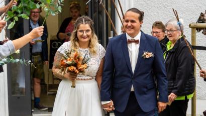 Bild: Andrea Zinnecker/exb
Das Brautpaar Renee Lisa Singh und Jan Dreßel wurde nach der Trauung im Historischen Rathaus in Mitterteich von einem Ehrenspalier empfangen.